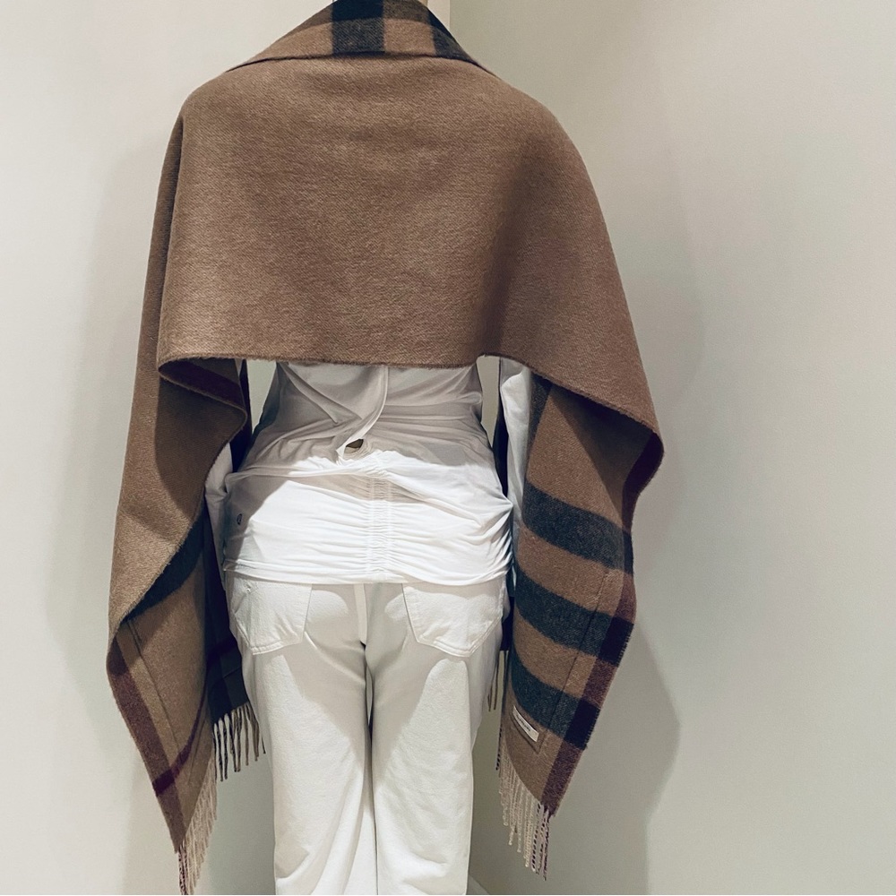 BURBERRY HELENE REVERSIBLE CASHMERE BLEND WRAP / SCARF. - Picture 10 of 14